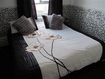 Отель Waters Edge 3*